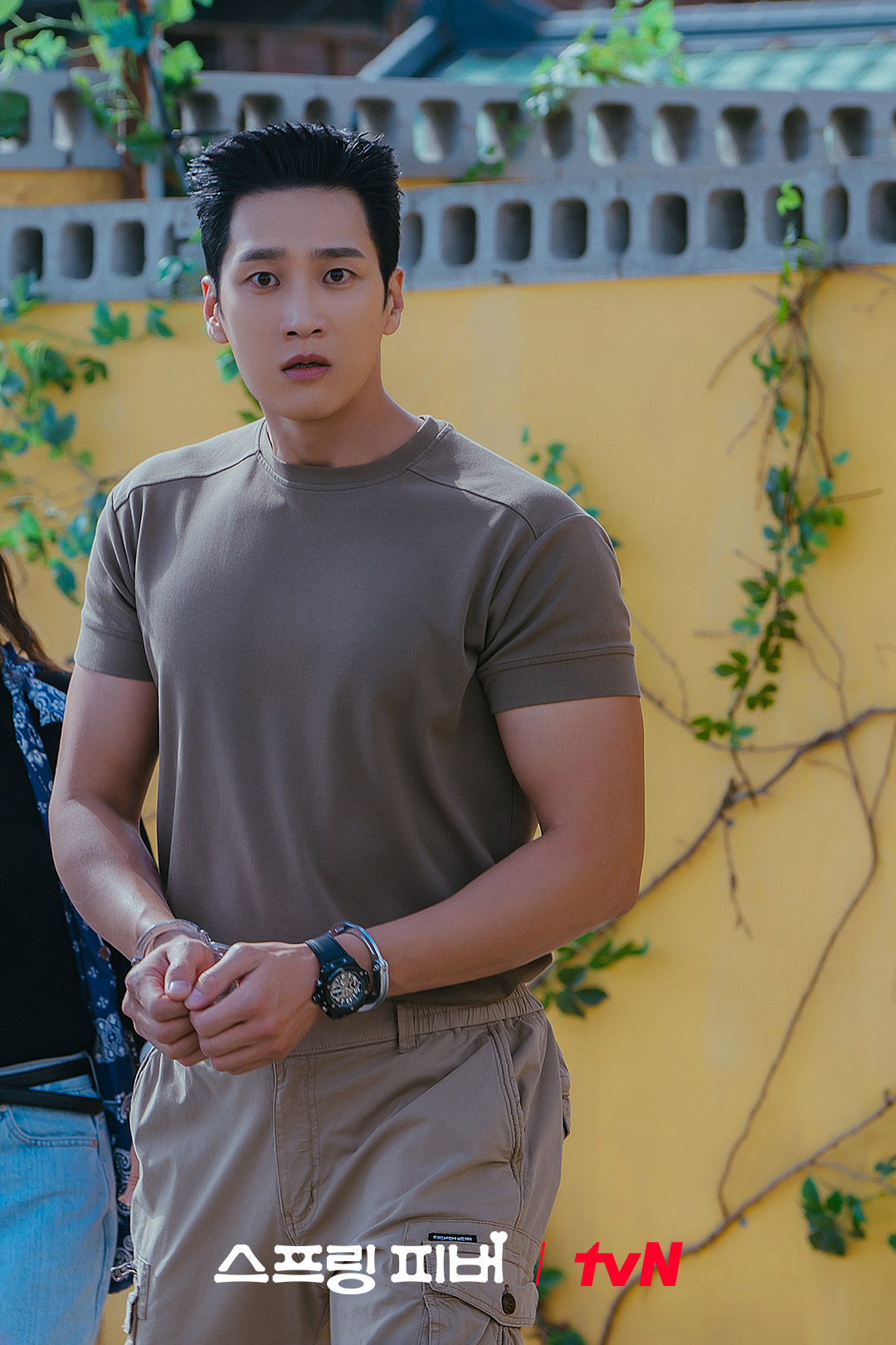 يُقتاد آهن بو هيون من قبل الشرطة بينما تشاهد لي جو بين المشهد في حالة صدمة في مسلسل "حمى الربيع - Spring Fever"