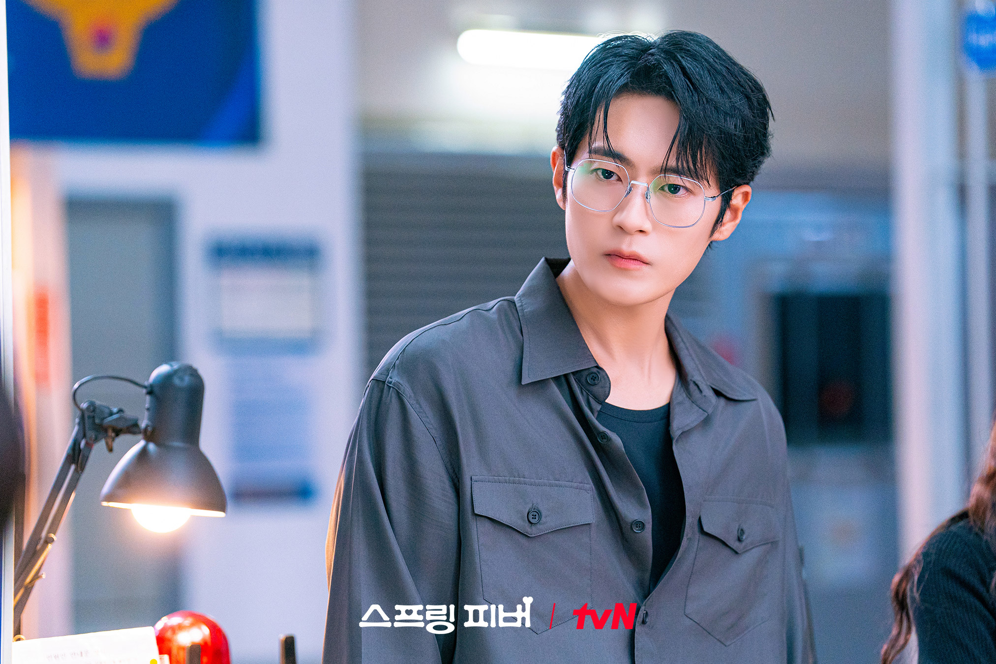 يُقتاد آهن بو هيون من قبل الشرطة بينما تشاهد لي جو بين المشهد في حالة صدمة في مسلسل "حمى الربيع - Spring Fever"