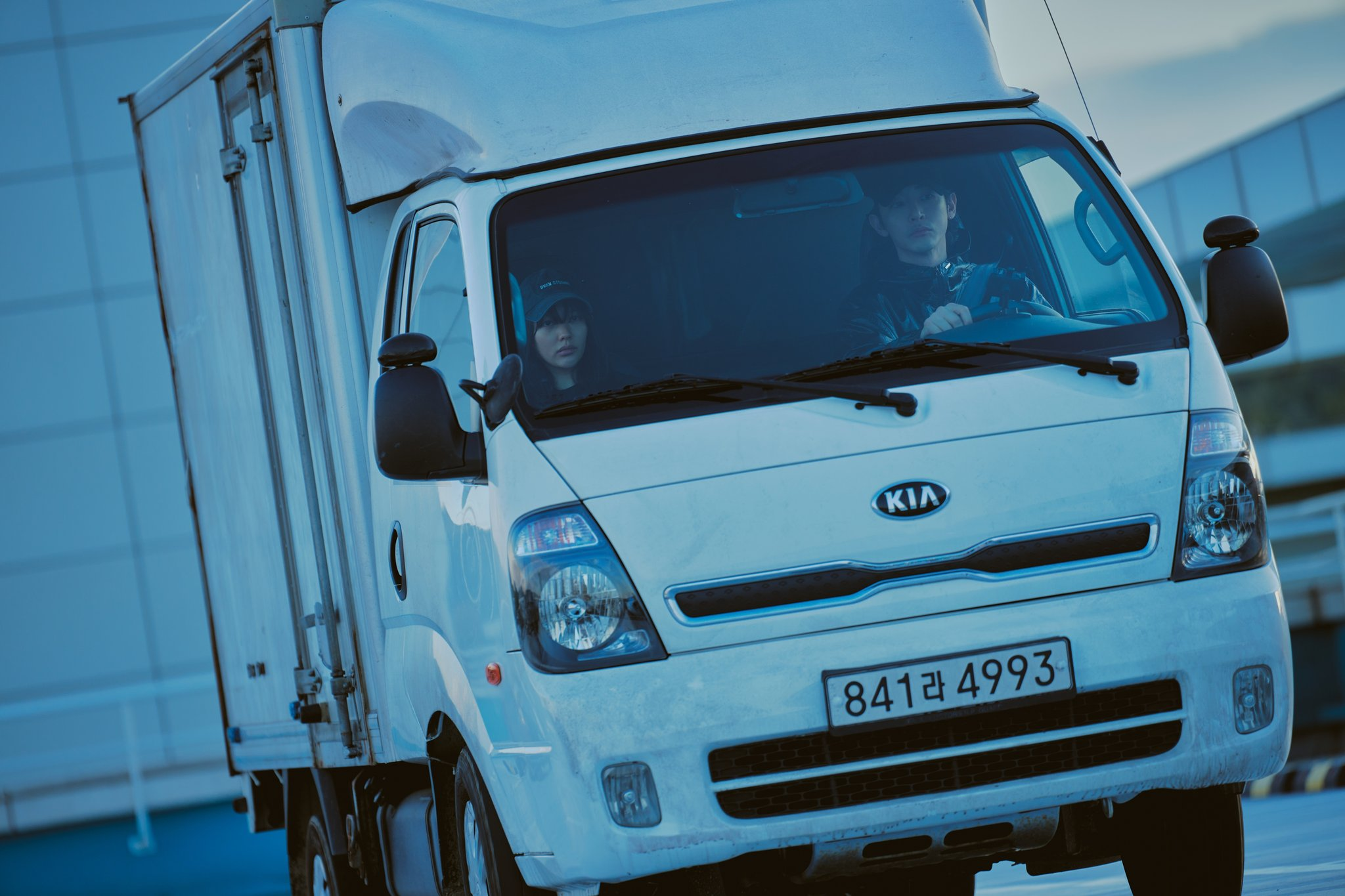 تحافظ تشا جو يونغ على هدوئها رغم احتجازها كرهينة من قبل جونغ زي سو ولي سو هيوك في الفيلم القادم "الأخت - Sister"