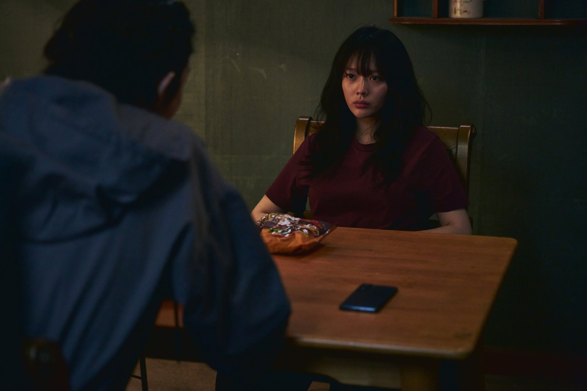 تحافظ تشا جو يونغ على هدوئها رغم احتجازها كرهينة من قبل جونغ زي سو ولي سو هيوك في الفيلم القادم "الأخت - Sister"