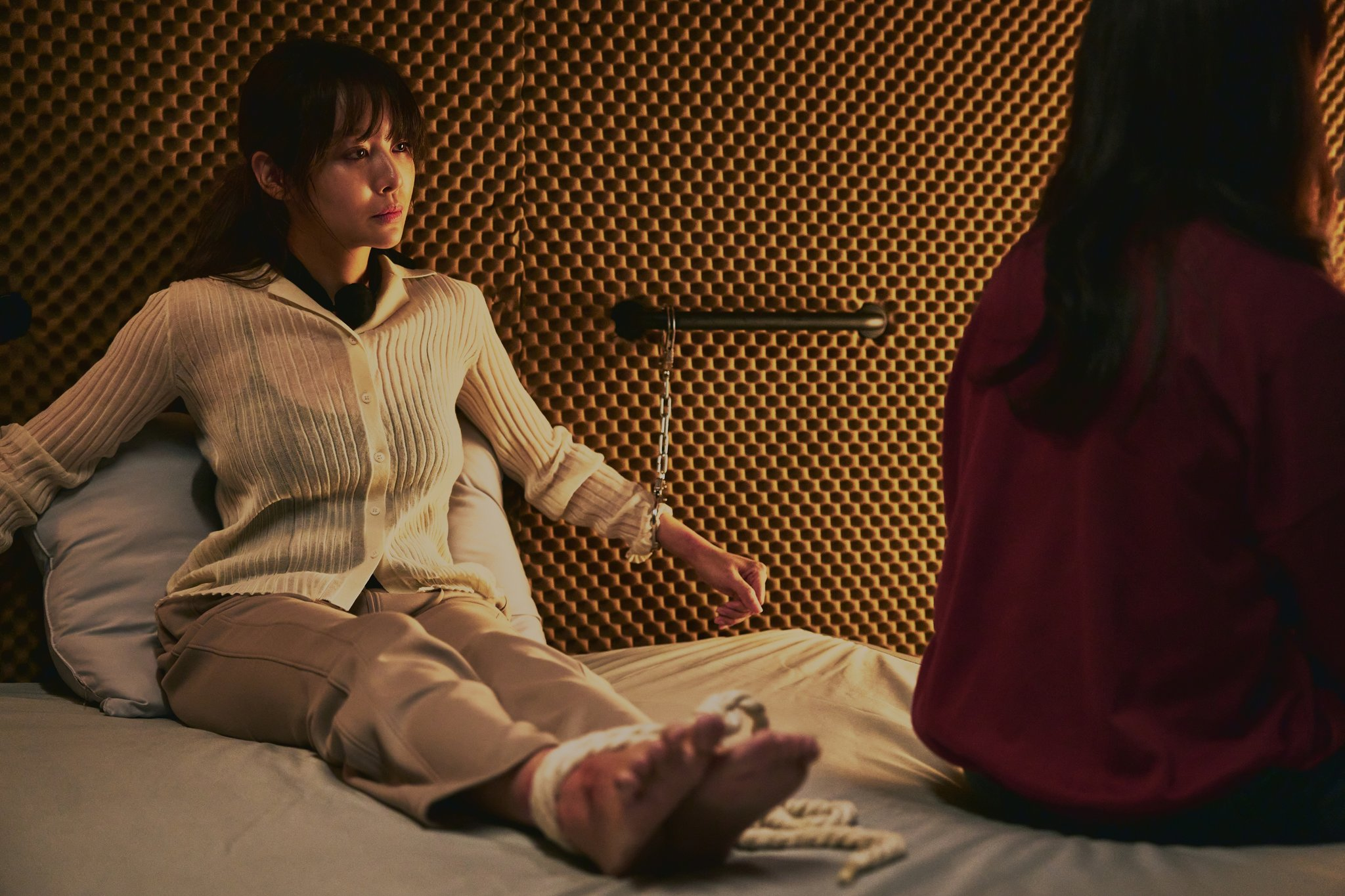 تحافظ تشا جو يونغ على هدوئها رغم احتجازها كرهينة من قبل جونغ زي سو ولي سو هيوك في الفيلم القادم "الأخت - Sister"