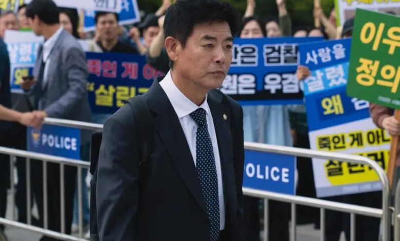 سونغ دونغ إيل يجسد دور أب يُجبر على الدفاع عن قاتل متسلسل في مسلسل "الزهرة الدموية - Bloody Flower" سونغ دونغ إيل يجسد دور أب يُجبر على الدفاع عن قاتل متسلسل في مسلسل "الزهرة الدموية - Bloody Flower"