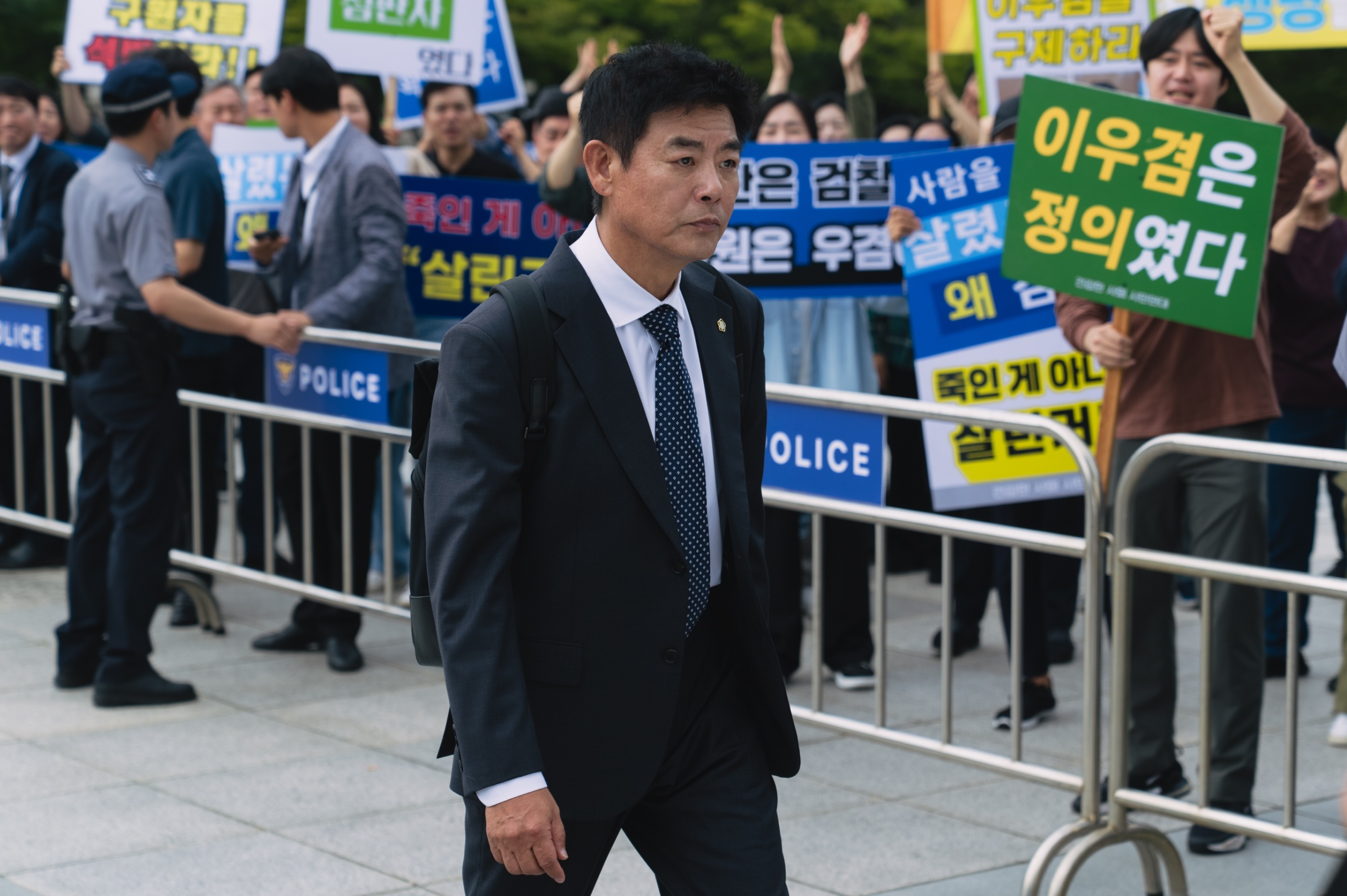 سونغ دونغ إيل يجسد دور أب يُجبر على الدفاع عن قاتل متسلسل في مسلسل "الزهرة الدموية - Bloody Flower" سونغ دونغ إيل يجسد دور أب يُجبر على الدفاع عن قاتل متسلسل في مسلسل "الزهرة الدموية - Bloody Flower"