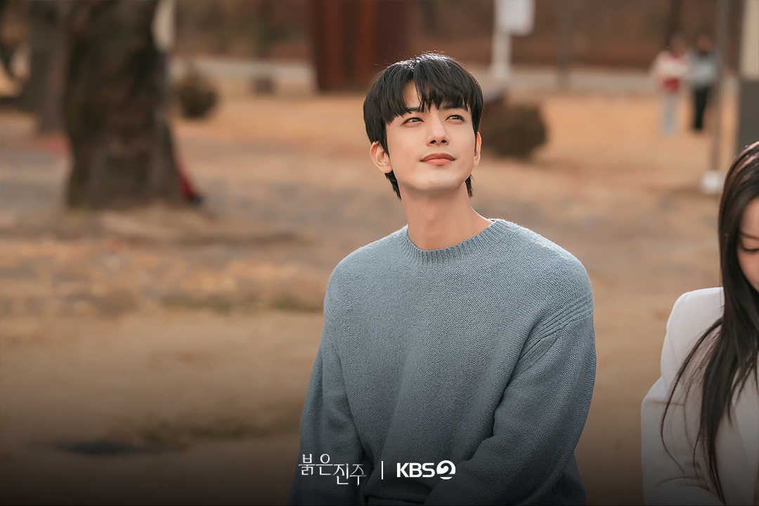 يسلك كل من كيم كيونغ بو و كانغ دا بين و تشون هي جو مسارات متباينة باسم الحب في مسلسل "اللؤلؤة الحمراء - Pearl In Red"