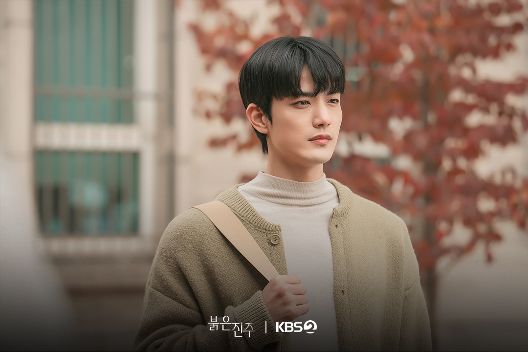 يسلك كل من كيم كيونغ بو و كانغ دا بين و تشون هي جو مسارات متباينة باسم الحب في مسلسل "اللؤلؤة الحمراء - Pearl In Red"