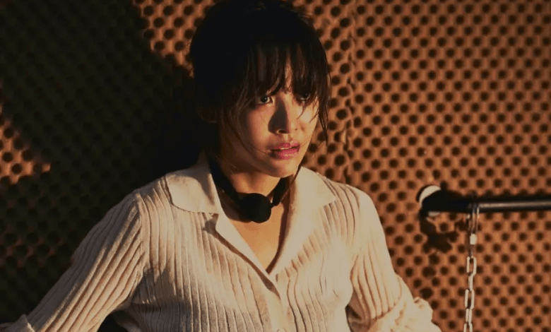 في فيلم "الأخت - Sister" الجديد، تُختطف تشا جو يونغ في مؤامرة فدية دبرتها أختها غير الشقيقة التي لم تكن تعلم بوجودها في فيلم "الأخت - Sister" الجديد، تُختطف تشا جو يونغ في مؤامرة فدية دبرتها أختها غير الشقيقة التي لم تكن تعلم بوجودها