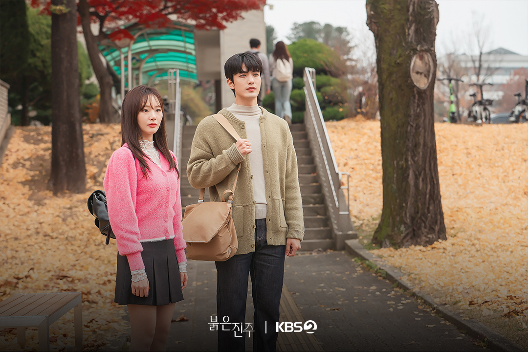 ها يونغ تستيقظ بلا ذكريات وجونغ هاي يدعي أنه صديقها في "Our Sticky Love" ها يونغ تستيقظ بلا ذكريات وجونغ هاي يدعي أنه صديقها في "Our Sticky Love"