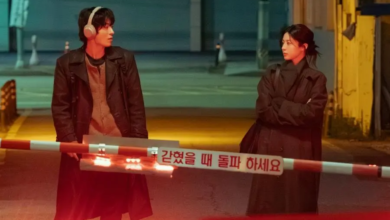 كو كيو هوان و غو يون جونغ لا يستطيعان إبعاد أعينهما عن بعضهما البعض في ملصق الدراما القادمة "كلنا نحاول هنا - We Are All Trying Here"