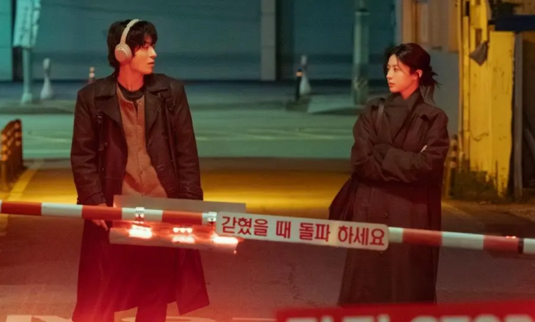 كو كيو هوان و غو يون جونغ لا يستطيعان إبعاد أعينهما عن بعضهما البعض في ملصق الدراما القادمة "كلنا نحاول هنا - We Are All Trying Here"