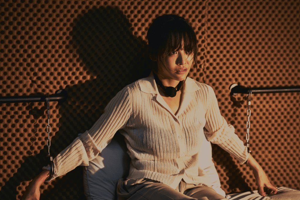 في فيلم "الأخت - Sister" الجديد، تُختطف تشا جو يونغ في مؤامرة فدية دبرتها أختها غير الشقيقة التي لم تكن تعلم بوجودها في فيلم "الأخت - Sister" الجديد، تُختطف تشا جو يونغ في مؤامرة فدية دبرتها أختها غير الشقيقة التي لم تكن تعلم بوجودها