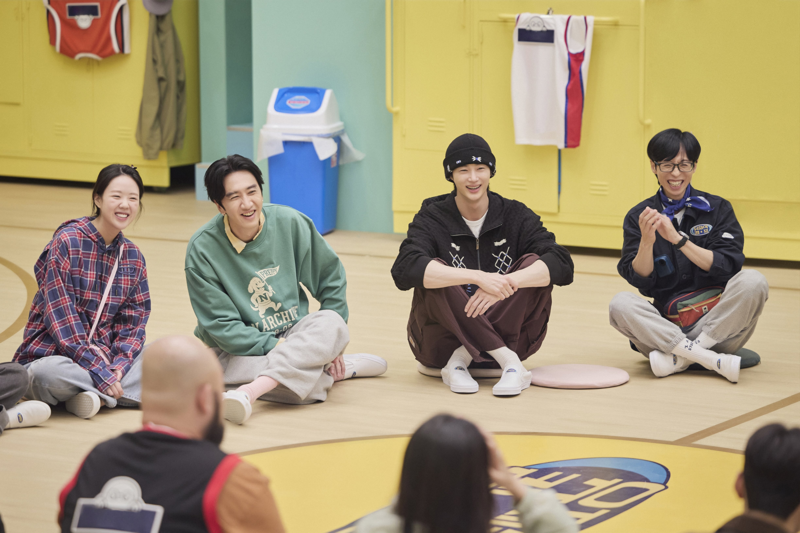 يرحب كل من يو جاي سوك و لي كوانغ سو و بيون وو سيوك و جي يي أون بالضيوف بابتسامات مشرقة في برنامج "Jae Seok’s B&B Rules"