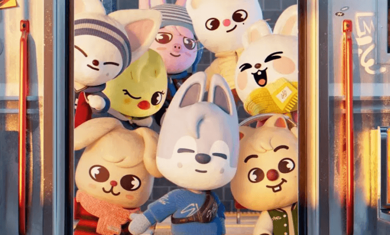 شاهد: فرقة Stray Kids تعلن عن خططها لعام 2026، بما في ذلك ألبوم جديد وجولة فنية، في فيديو "STEP OUT"