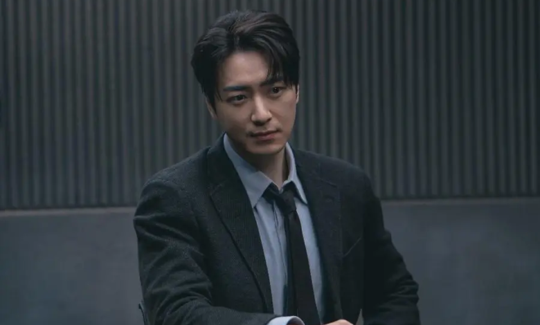 يتحول لي جون هيوك إلى محقق يحقق في قضية قتل غامضة في مسلسل "فن سارا - The Art Of Sarah"