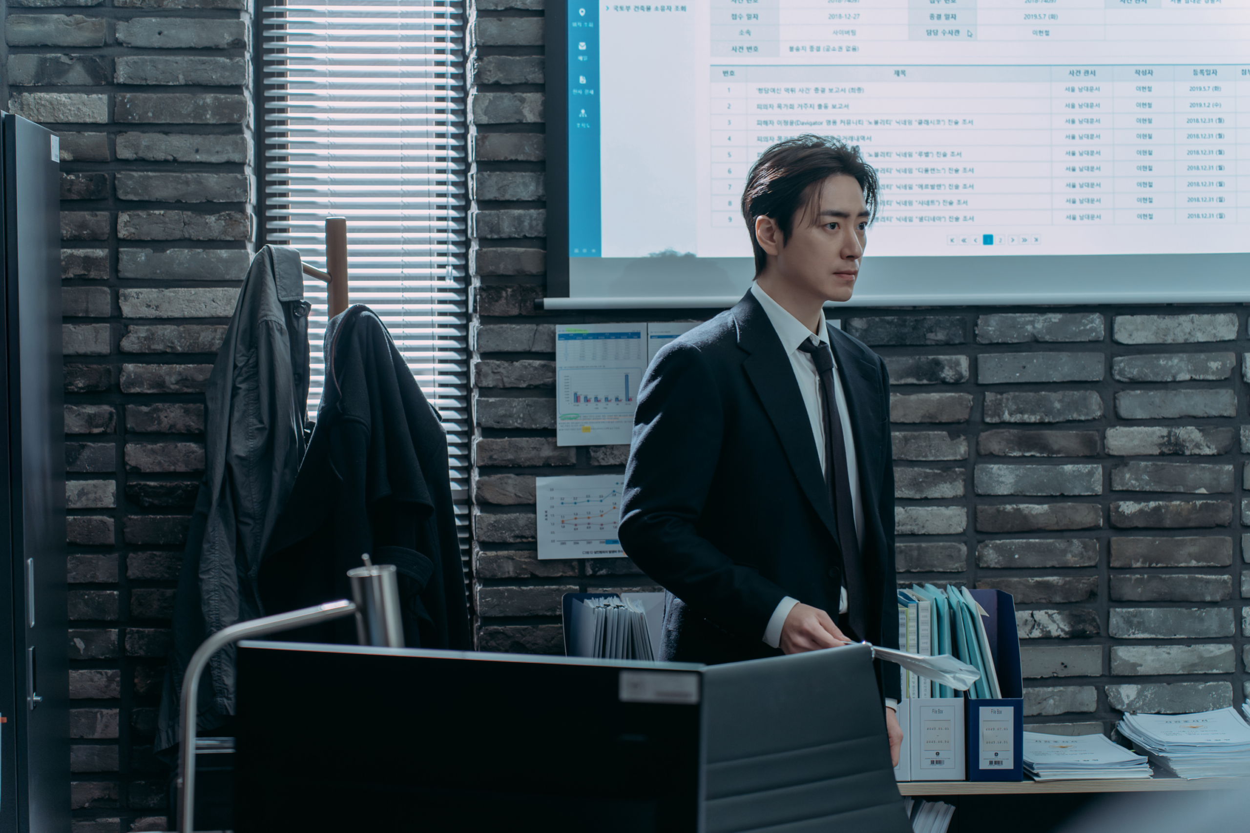 يتحول لي جون هيوك إلى محقق يحقق في قضية قتل غامضة في مسلسل "فن سارا - The Art Of Sarah"