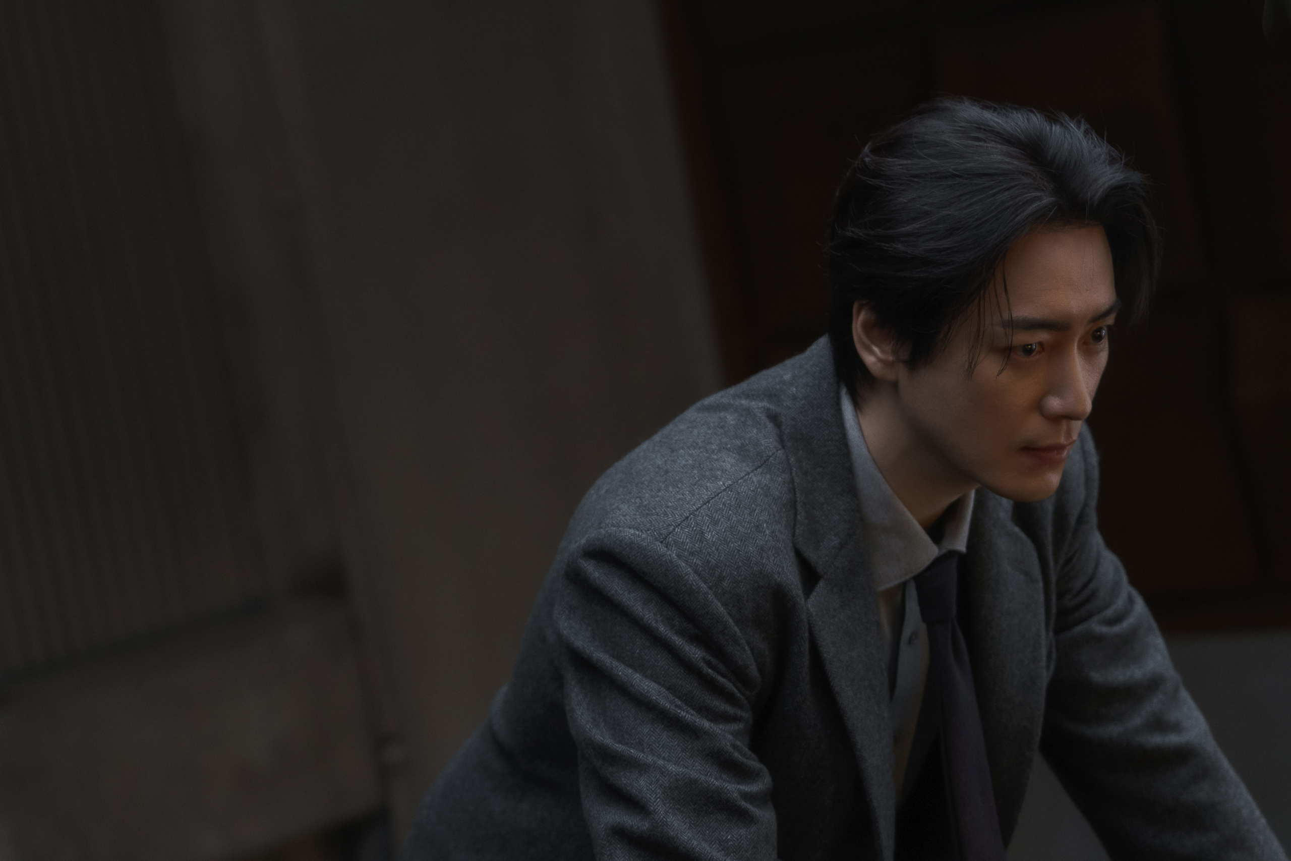 يتحول لي جون هيوك إلى محقق يحقق في قضية قتل غامضة في مسلسل "فن سارا - The Art Of Sarah"