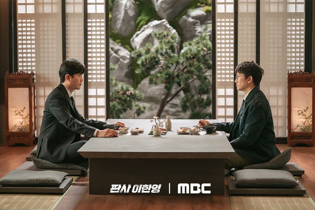 يشكل جي سونغ تحالفاً مع بارك هي سون بينما يخفي نواياه الحقيقية في مسلسل "عودة القاضي - The Judge Returns"