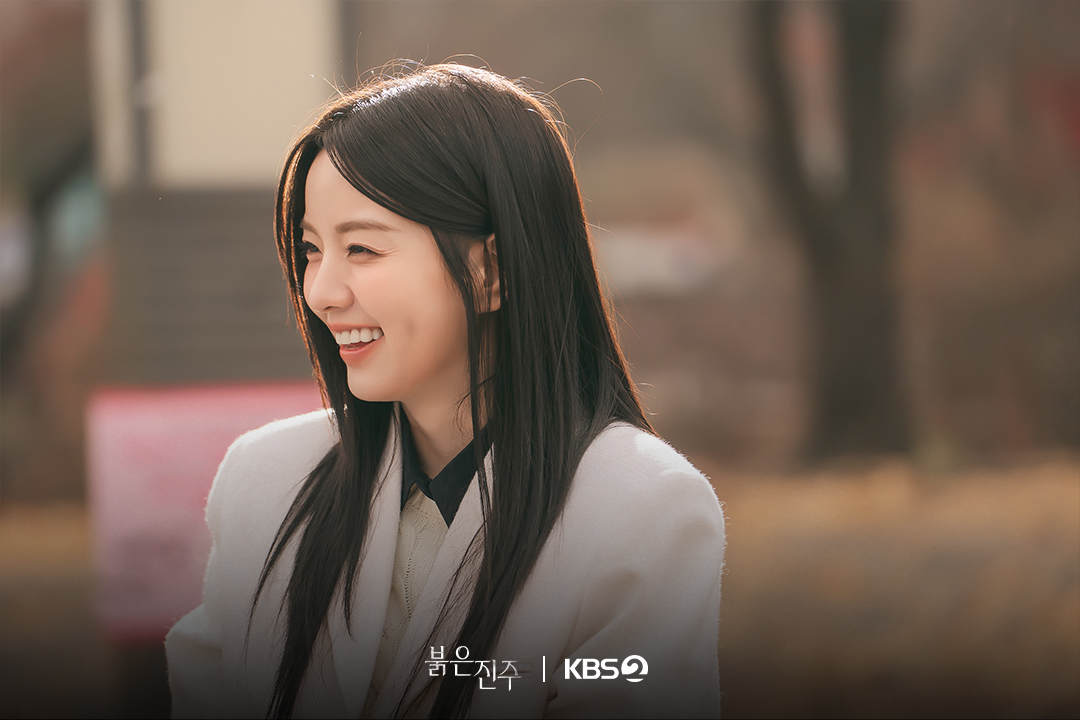 نام سانغ جي طالبة جامعية متفوقة قبل أن تدفعها المأساة نحو الانتقام في مسلسل "اللؤلؤة الحمراء - Pearl In Red"