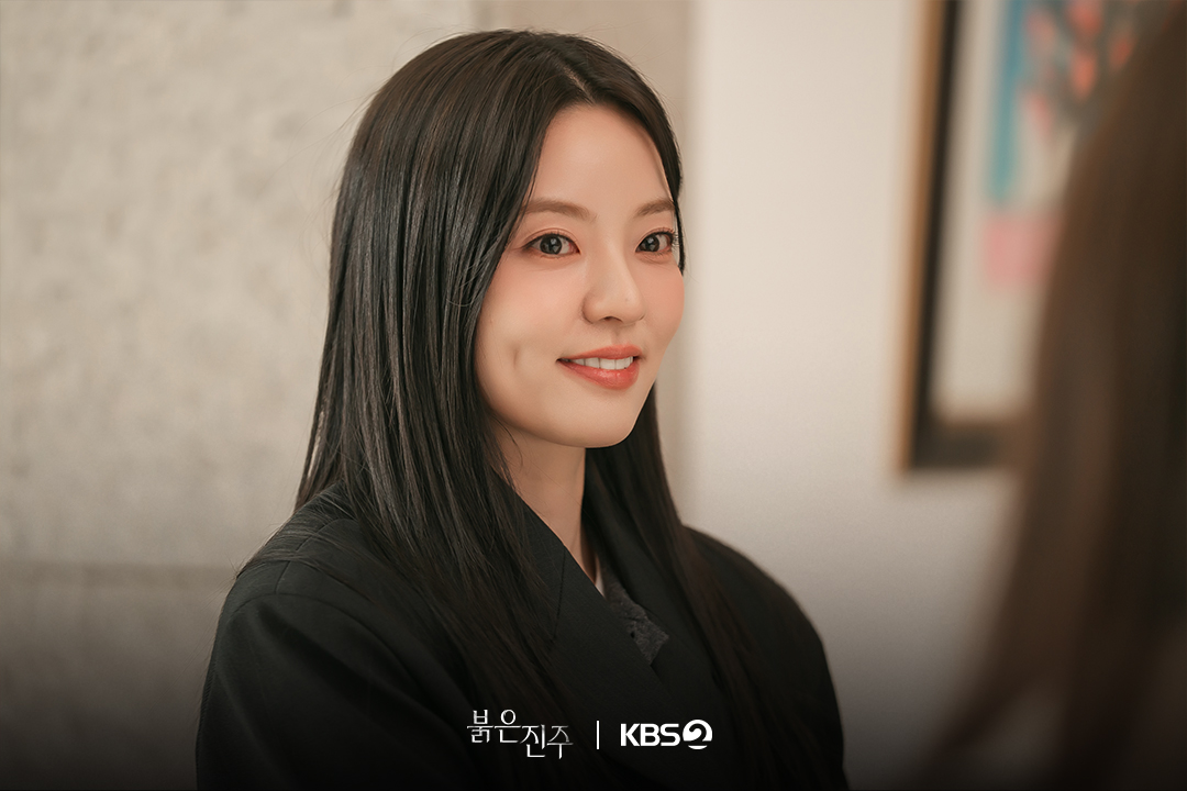 نام سانغ جي طالبة جامعية متفوقة قبل أن تدفعها المأساة نحو الانتقام في مسلسل "اللؤلؤة الحمراء - Pearl In Red"