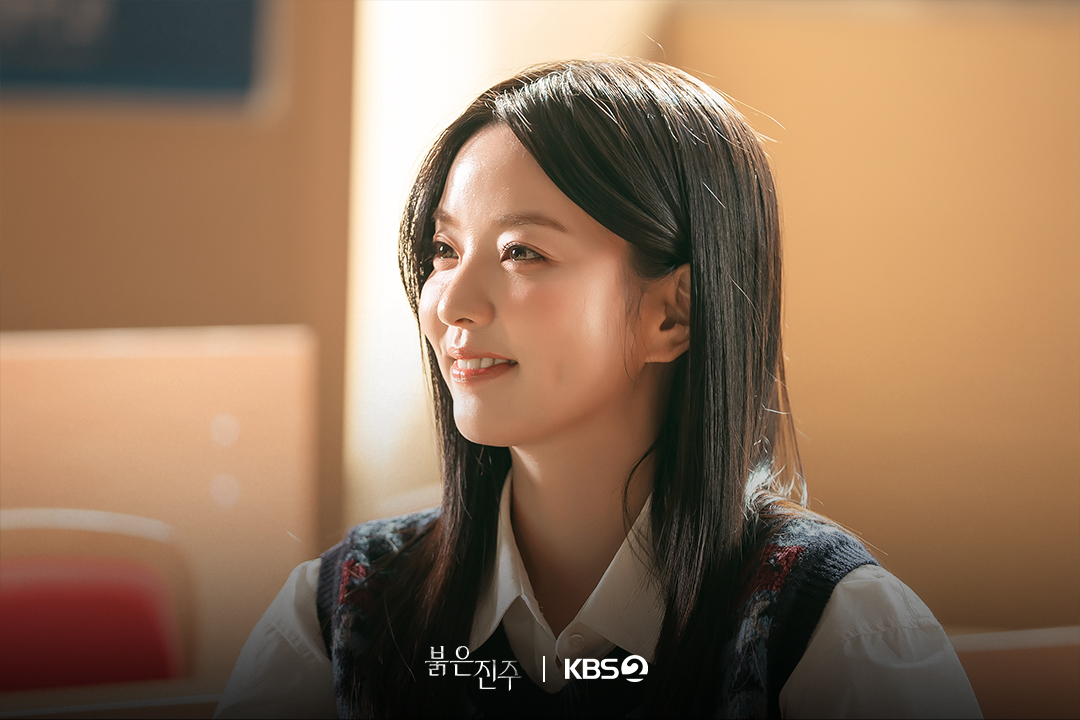 نام سانغ جي طالبة جامعية متفوقة قبل أن تدفعها المأساة نحو الانتقام في مسلسل "اللؤلؤة الحمراء - Pearl In Red"