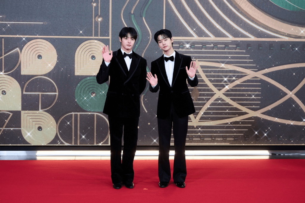 النجوم يتألقون على السجادة الحمراء في حفل توزيع جوائز MBC للدراما لعام 2025