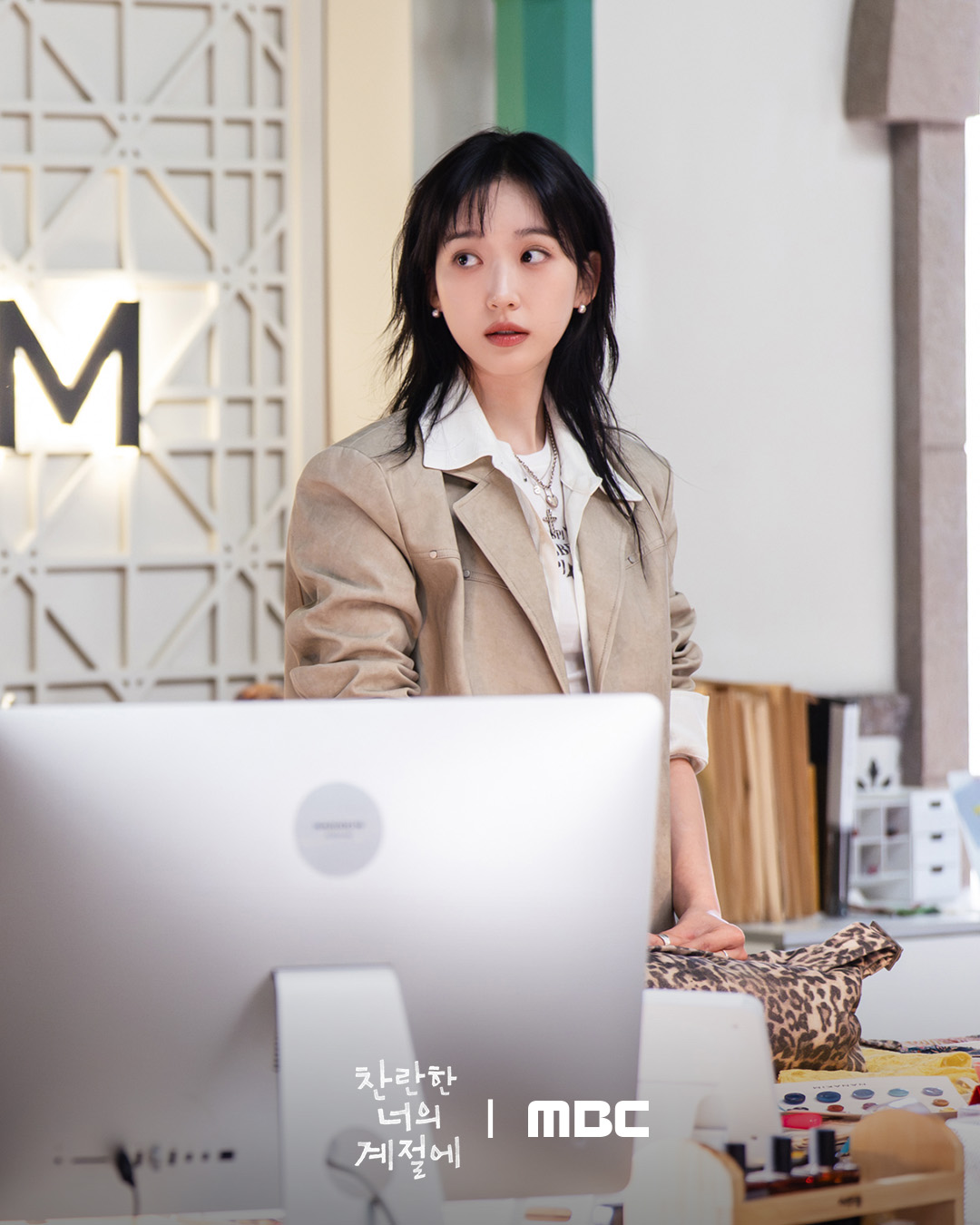 هان جي هيون تحمي أختها الكبرى لي سونغ كيونغ من جدتهما في مسلسل "في موسمك المشرق - In Your Radiant Season"