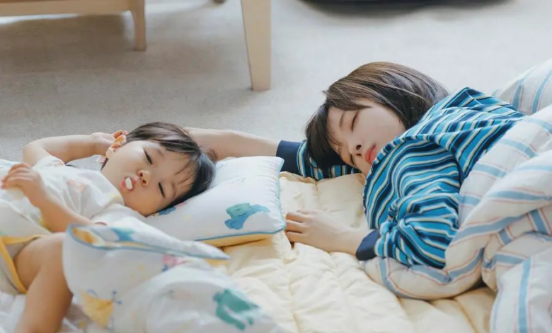 روه جيونغ إي تجد نفسها فجأةً تربي ابن أخيها في الدراما الجديدة "عالمنا - Our Universe"