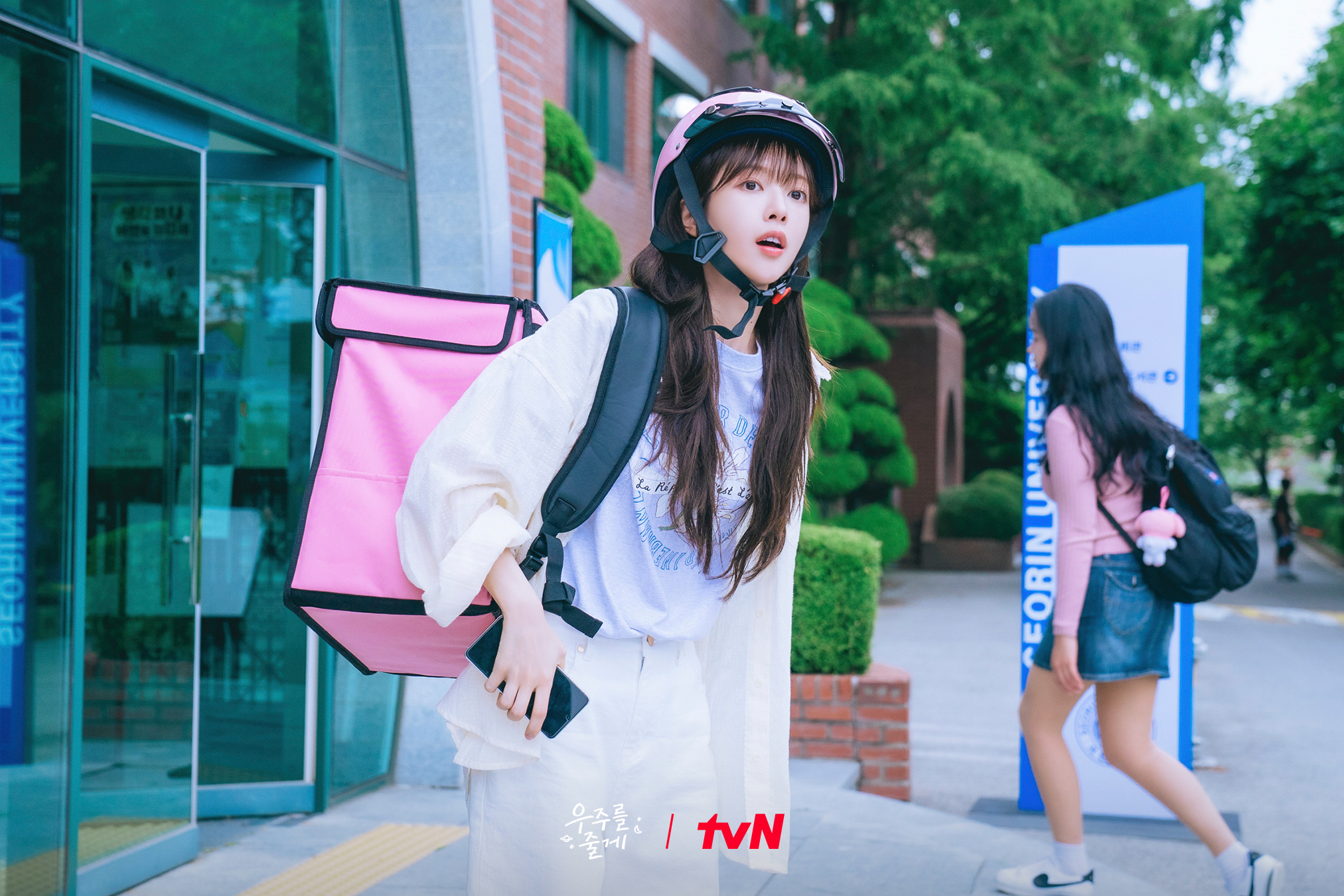 روه جيونغ إي تجد نفسها فجأةً تربي ابن أخيها في الدراما الجديدة "عالمنا - Our Universe"