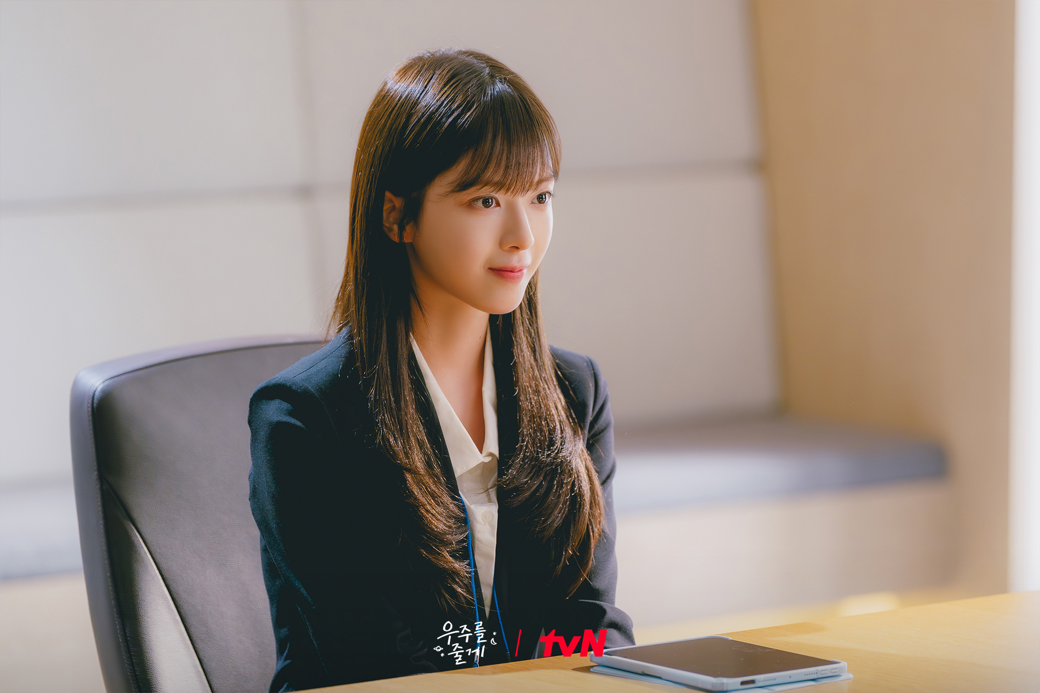 روه جيونغ إي تجد نفسها فجأةً تربي ابن أخيها في الدراما الجديدة "عالمنا - Our Universe"