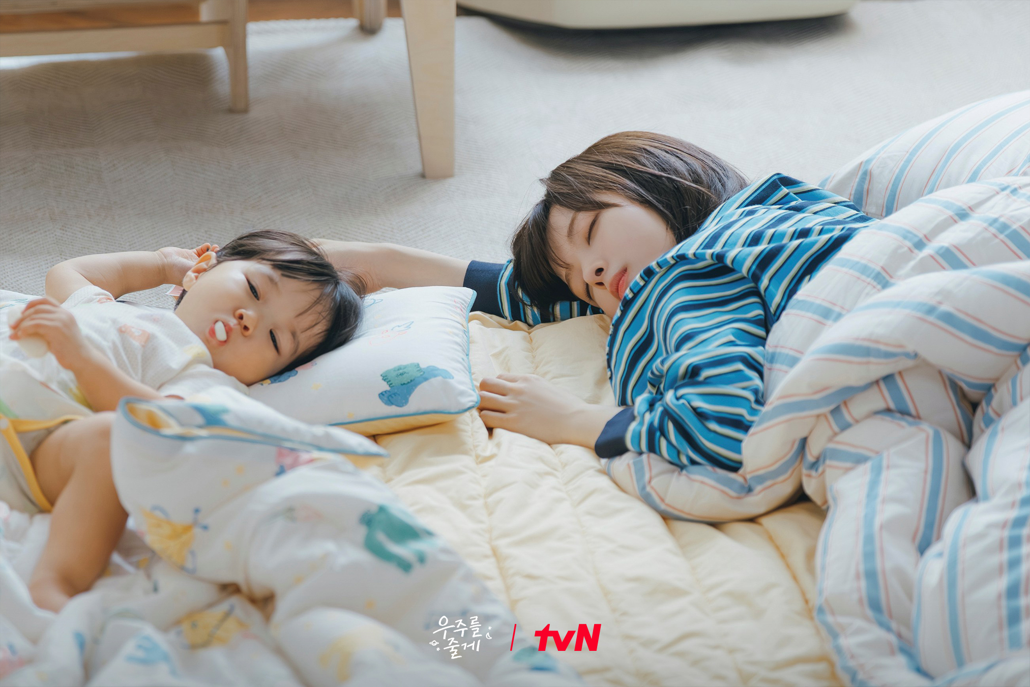 روه جيونغ إي تجد نفسها فجأةً تربي ابن أخيها في الدراما الجديدة "عالمنا - Our Universe"