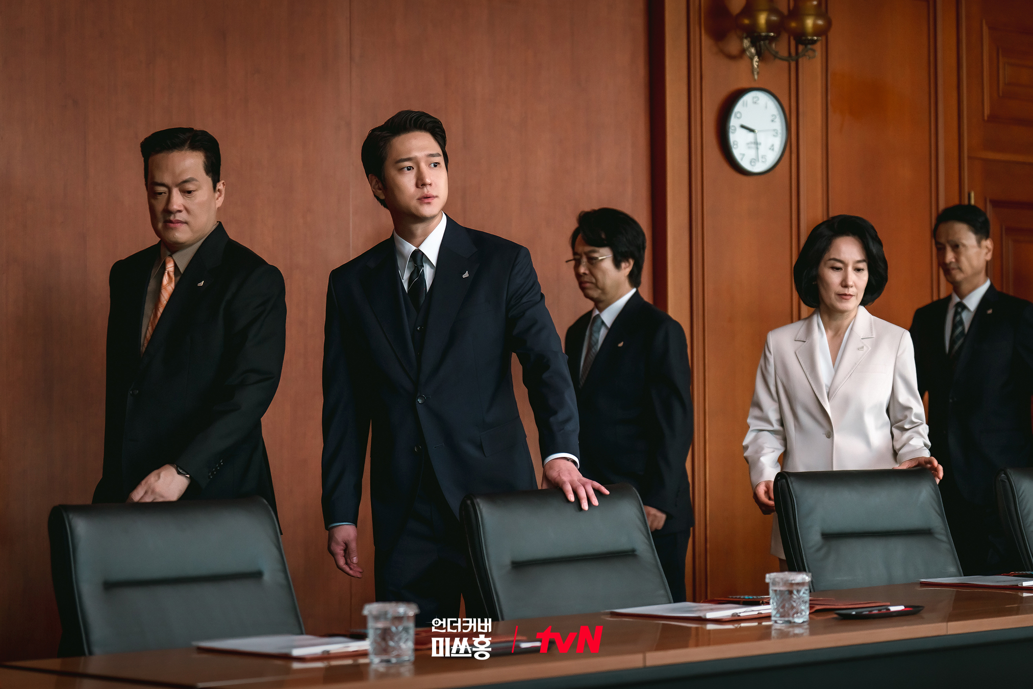 بارك شين هاي معرضة لخطر اكتشاف هويتها من قبل حبيبها السابق كو كيونغ بيو في مسلسل "الآنسة هونغ المتخفية - Undercover Miss Hong" بارك شين هاي معرضة لخطر اكتشاف هويتها من قبل حبيبها السابق كو كيونغ بيو في مسلسل "الآنسة هونغ المتخفية - Undercover Miss Hong"