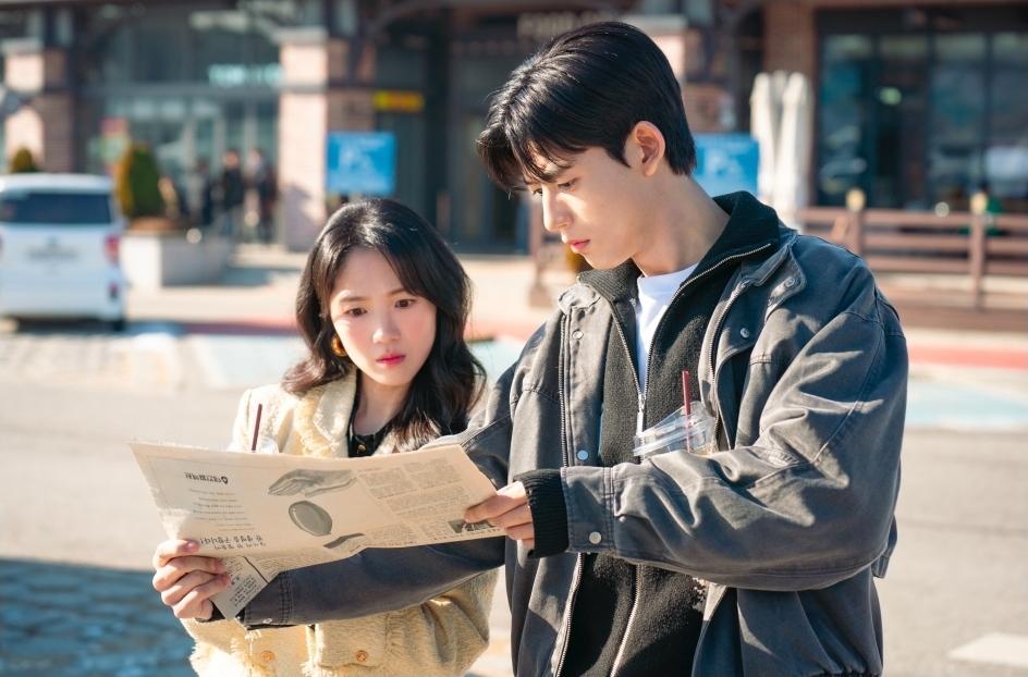 تتخذ العلاقة بين كيم هاي يون و لومون منحىً رومانسياً في مسلسل "حكاية بلا ذيول - No Tail To Tell"