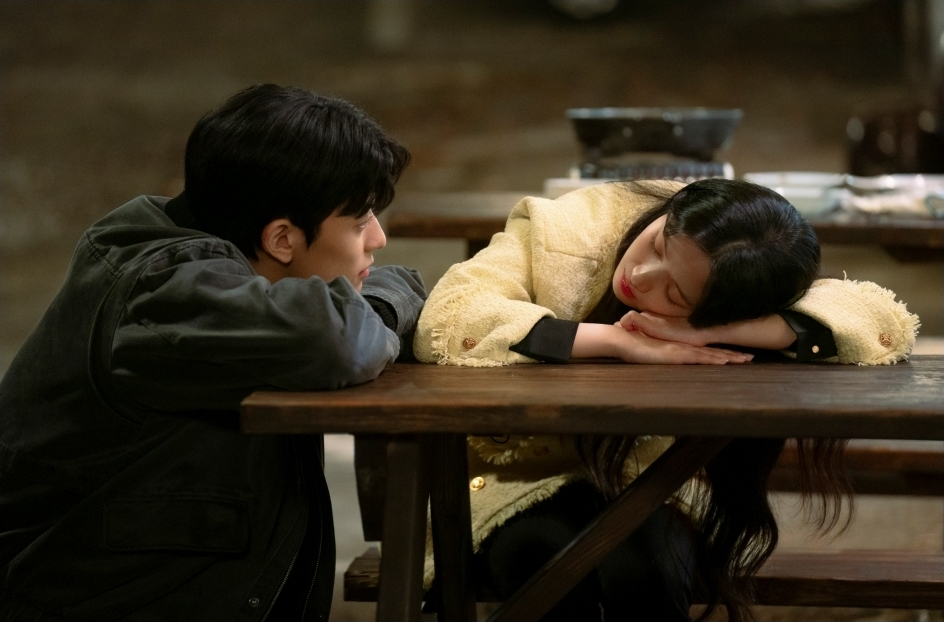 تتخذ العلاقة بين كيم هاي يون و لومون منحىً رومانسياً في مسلسل "حكاية بلا ذيول - No Tail To Tell"