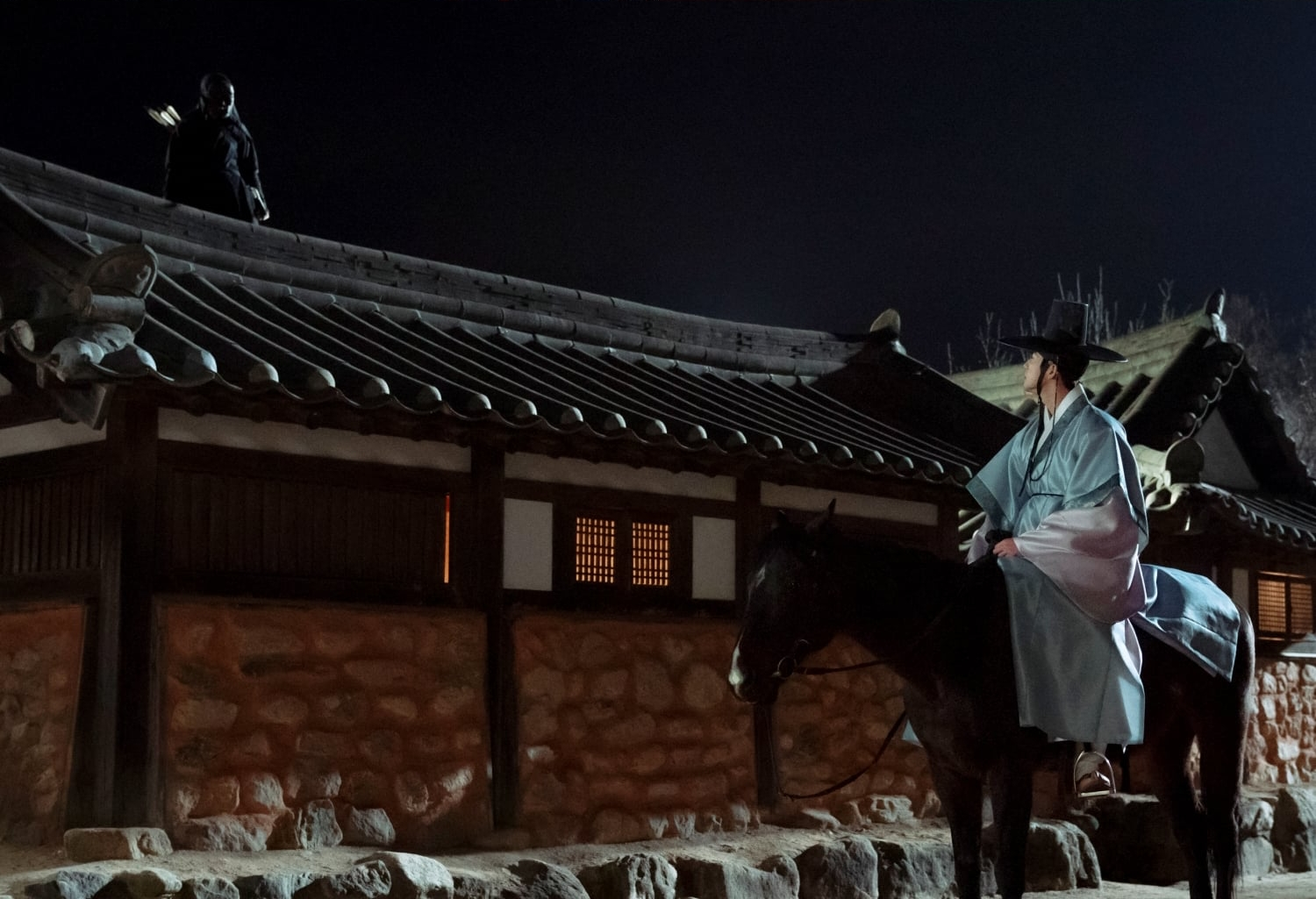 نام جي هيون تبحث عن مون سانغ مين وهي متنكرة في مسلسل "إلى لصتي الحبيبة - To My Beloved Thief"