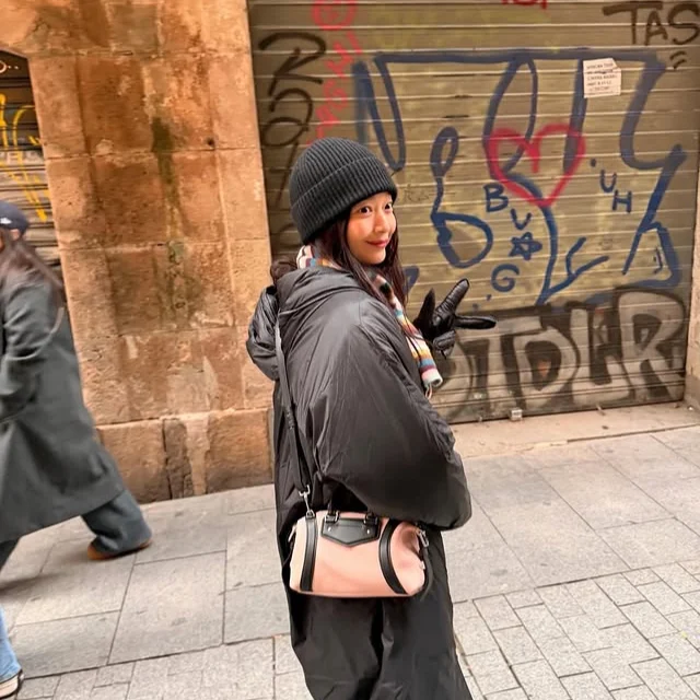 نشرت شين مين آه صوراً من شهر عسلها في أوروبا، في إشارة إلى أن كيم وو بين كان وراء الكاميرا نشرت شين مين آه صوراً من شهر عسلها في أوروبا، في إشارة إلى أن كيم وو بين كان وراء الكاميرا