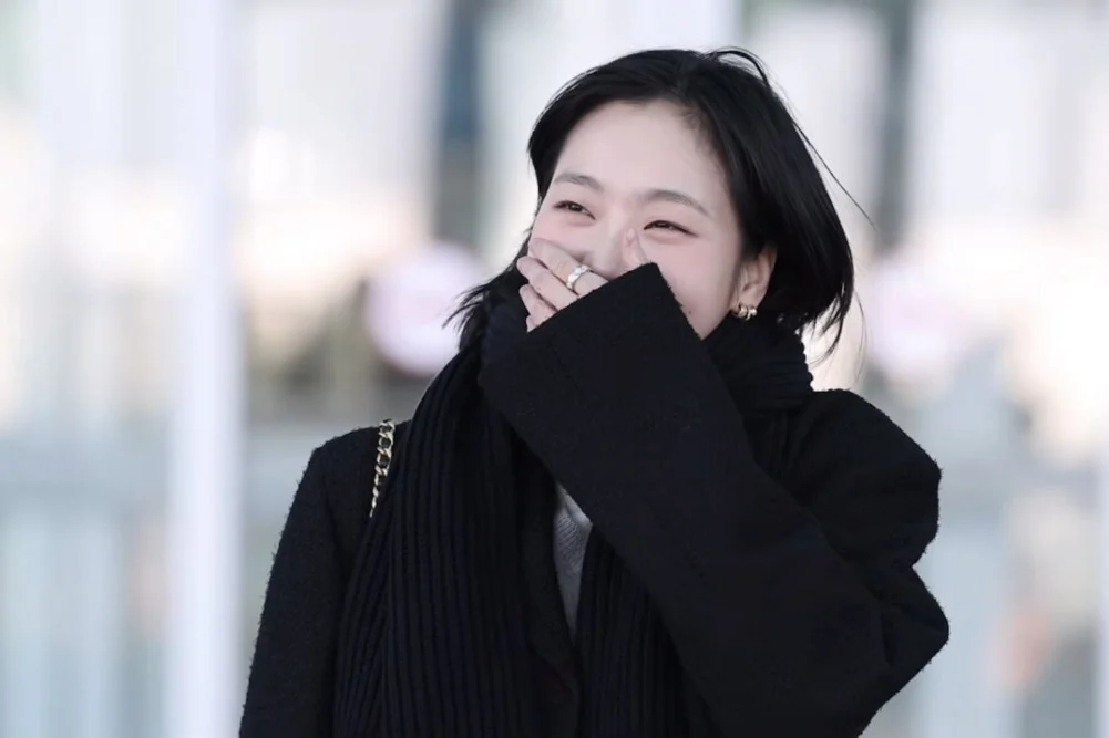 كيم غو اون تبهر الجميع بإطلالتها الرائعة والطبيعية قبل عرض شانيل في باريس + آراء مستخدمي الانترنت الكوريين