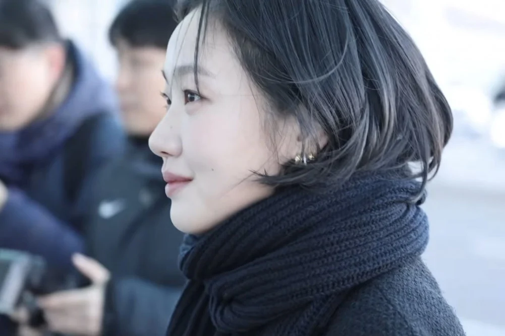 كيم غو اون تبهر الجميع بإطلالتها الرائعة والطبيعية قبل عرض شانيل في باريس + آراء مستخدمي الانترنت الكوريين