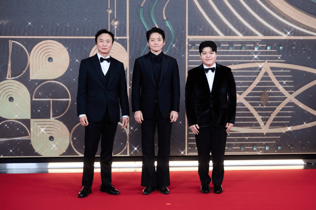 النجوم يتألقون على السجادة الحمراء في حفل توزيع جوائز MBC للدراما لعام 2025