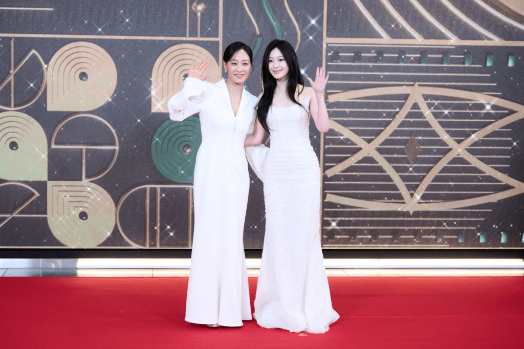 النجوم يتألقون على السجادة الحمراء في حفل توزيع جوائز MBC للدراما لعام 2025