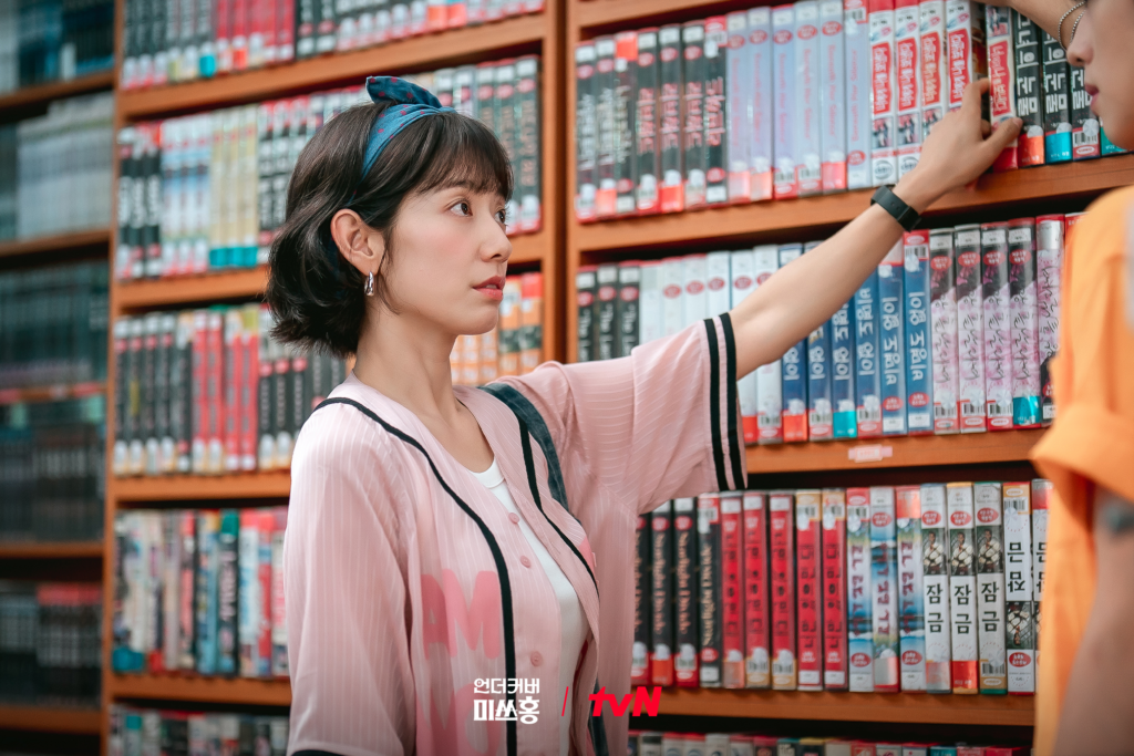 تلتقي بارك شين هاي بتشو هان غيول أثناء محاولتها استئجار فيديو للكبار فقط 19+ في مسلسل "الآنسة هونغ المتخفية - Undercover Miss Hong" تلتقي بارك شين هاي بتشو هان غيول أثناء محاولتها استئجار فيديو للكبار فقط 19+ في مسلسل "الآنسة هونغ المتخفية - Undercover Miss Hong"