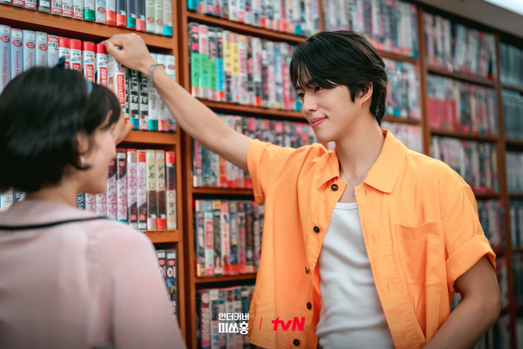 تلتقي بارك شين هاي بتشو هان غيول أثناء محاولتها استئجار فيديو للكبار فقط 19+ في مسلسل "الآنسة هونغ المتخفية - Undercover Miss Hong" تلتقي بارك شين هاي بتشو هان غيول أثناء محاولتها استئجار فيديو للكبار فقط 19+ في مسلسل "الآنسة هونغ المتخفية - Undercover Miss Hong"