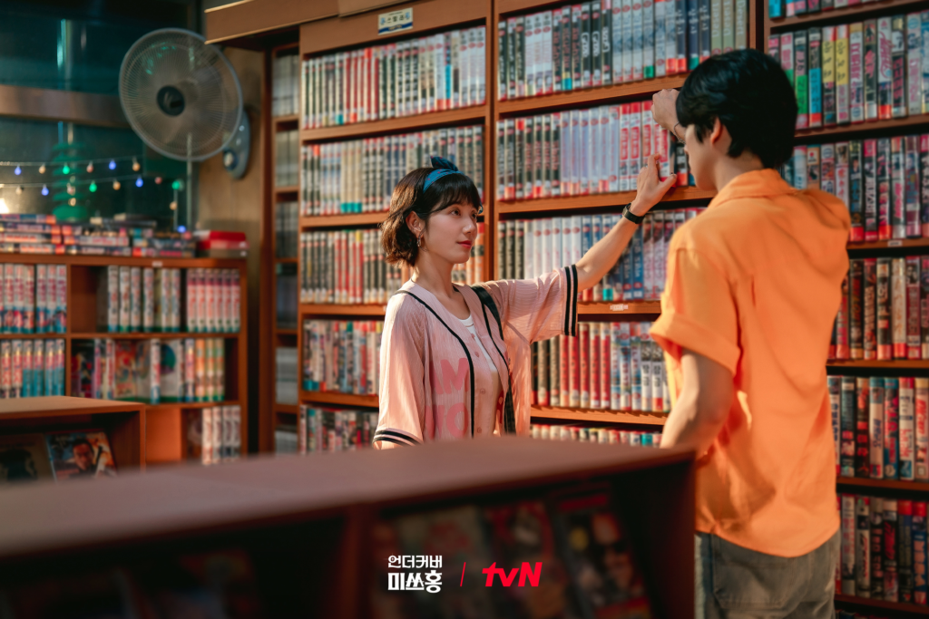 تلتقي بارك شين هاي بتشو هان غيول أثناء محاولتها استئجار فيديو للكبار فقط 19+ في مسلسل "الآنسة هونغ المتخفية - Undercover Miss Hong" تلتقي بارك شين هاي بتشو هان غيول أثناء محاولتها استئجار فيديو للكبار فقط 19+ في مسلسل "الآنسة هونغ المتخفية - Undercover Miss Hong"