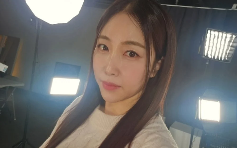 قطعت صناعة البث الإذاعي علاقاتها مع سوك هينغ بعد فضيحة علاقة مزعومة، وتم إلغاء ظهورها التلفزيوني