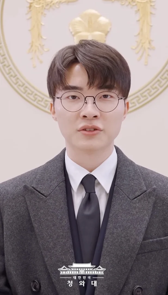 أصبح فيكر أول رياضي في الرياضات الإلكترونية يحصل على أعلى وسام رياضي في كوريا، وهو وسام التنين الأزرق