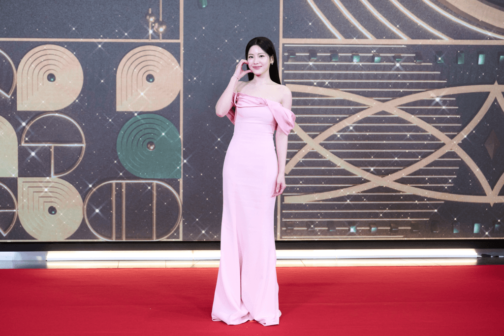 النجوم يتألقون على السجادة الحمراء في حفل توزيع جوائز MBC للدراما لعام 2025