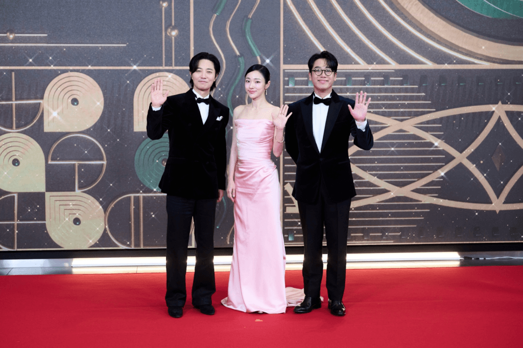 النجوم يتألقون على السجادة الحمراء في حفل توزيع جوائز MBC للدراما لعام 2025