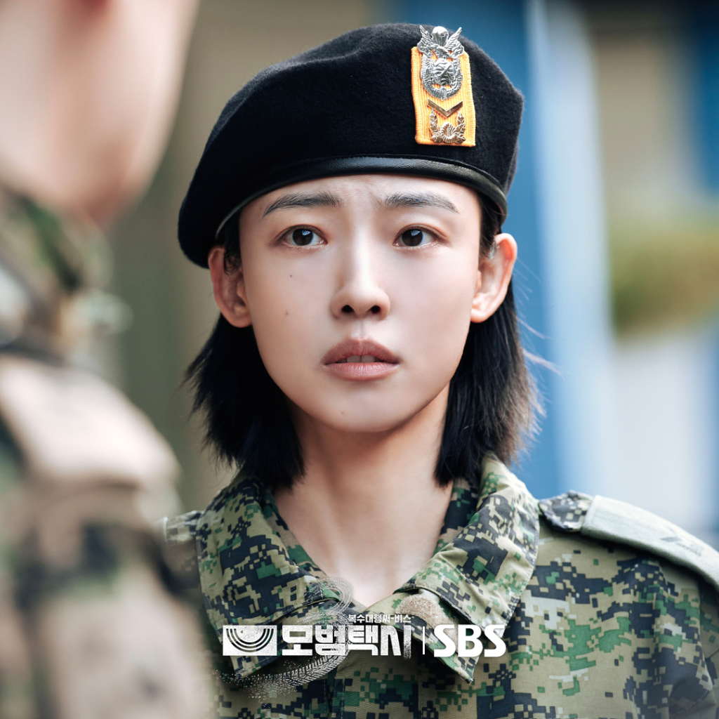 جيون سو ني هي مرؤوسة لي جي هون السابقة في القوات الخاصة، وتظهر كضيفة شرف في مسلسل "سائق التاكسي 3 - Taxi Driver 3"