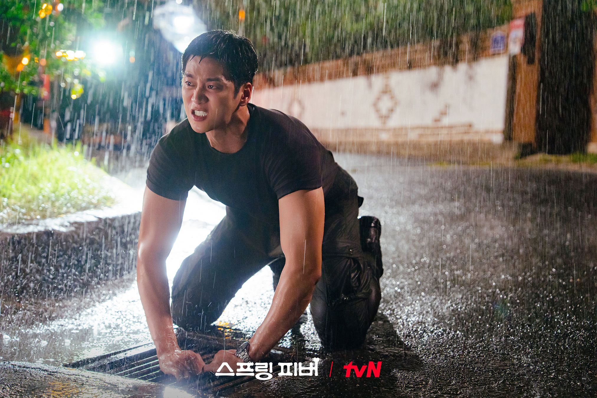 لي جو بين يكتشف جانباً جديداً لآهن بو هيون في ”حمى الربيع - Spring Fever”