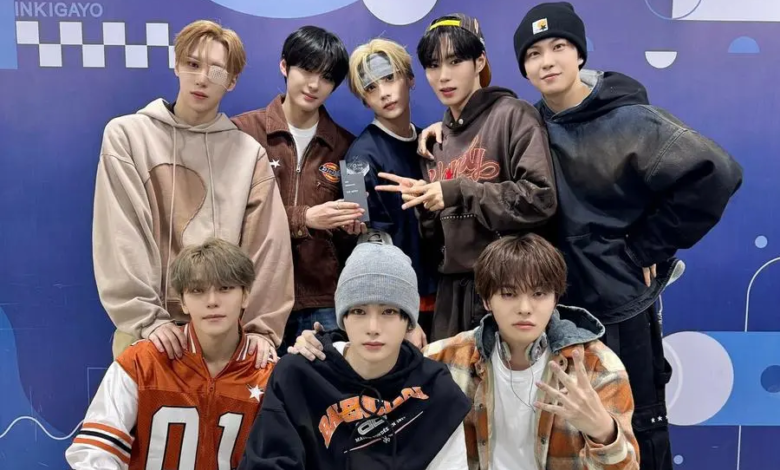 شاهد: فرقة ALPHA DRIVE ONE تفوز للمرة الرابعة بأغنية "FREAK ALARM" في برنامج "Inkigayo"؛ عروض مميزة من EXO و ENHYPEN وغيرهم