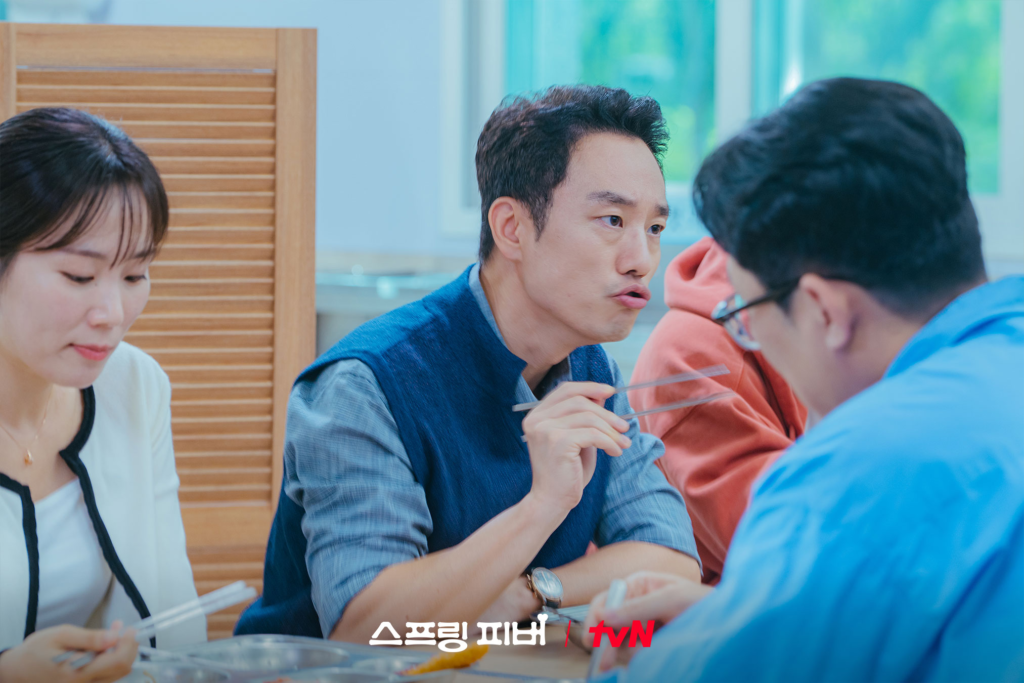 يشارك لي جو بين في بطولة مسلسل "حمى الربيع - Spring Fever" كل من جين كيونغ، وباي جونغ نام، وغيرهم من الممثلين الذين يؤدون أدوار مدرسين في المدرسة الثانوية