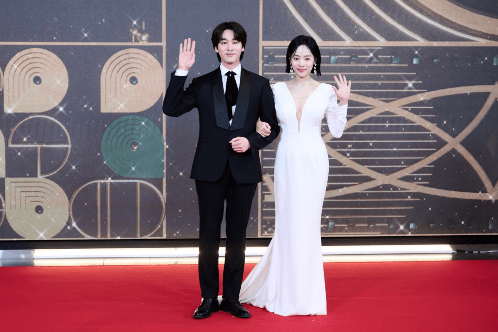 النجوم يتألقون على السجادة الحمراء في حفل توزيع جوائز MBC للدراما لعام 2025